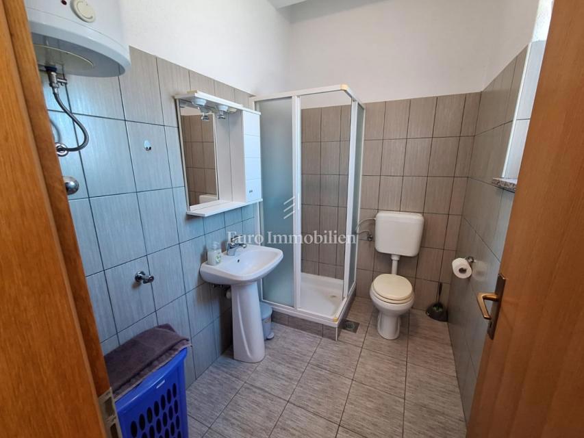 Due appartamenti a Malinska, con giardino, arredati!