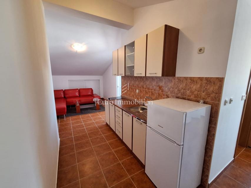 Due appartamenti a Malinska, con giardino, arredati!