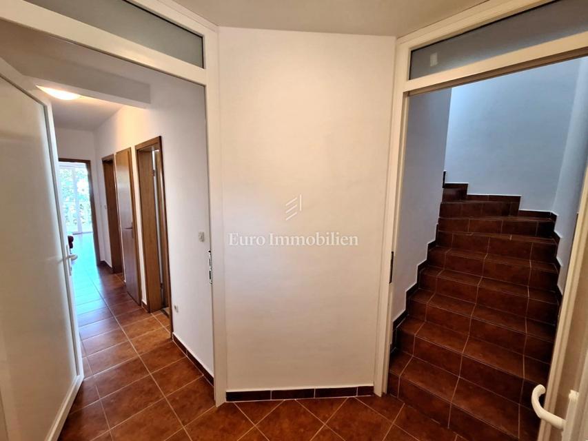 Due appartamenti a Malinska, con giardino, arredati!