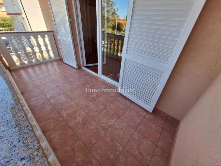 Due appartamenti a Malinska, con giardino, arredati!