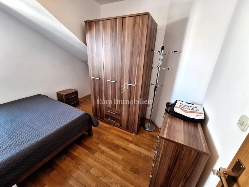 Due appartamenti a Malinska, con giardino, arredati!