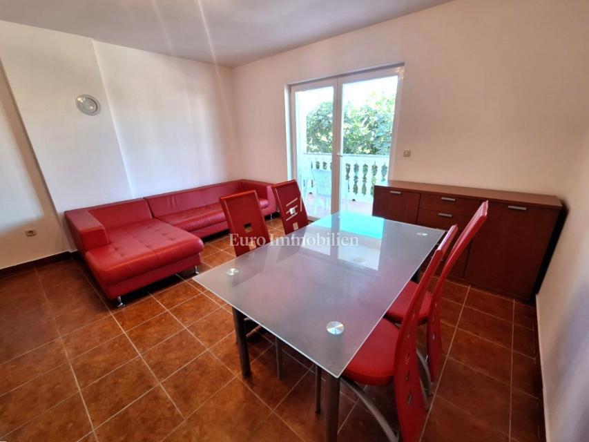 Due appartamenti a Malinska, con giardino, arredati!