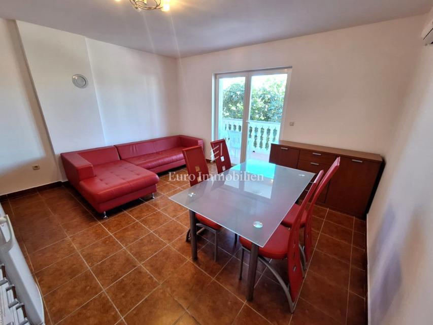 Due appartamenti a Malinska, con giardino, arredati!