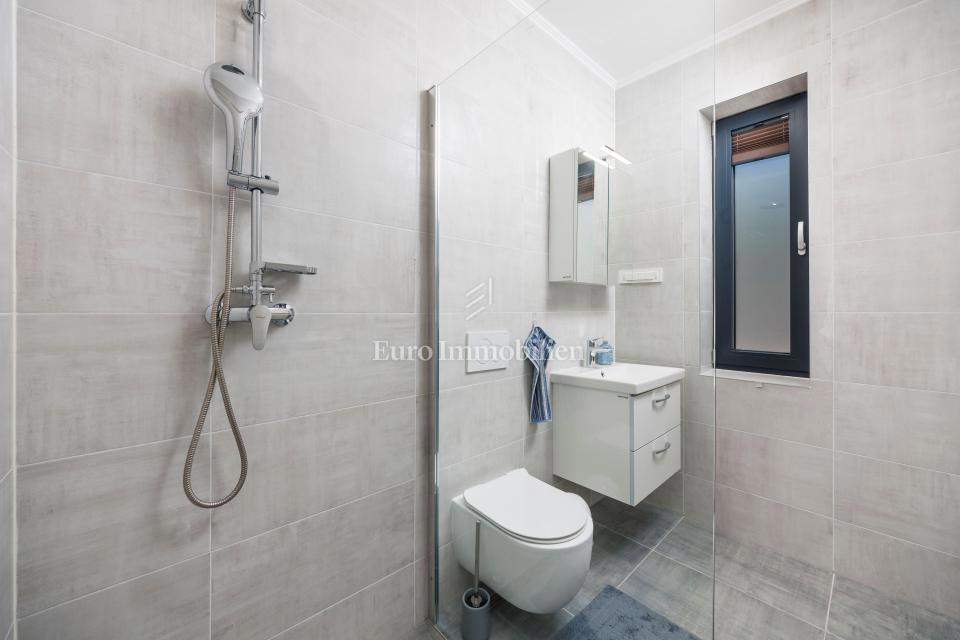 Jadranovo, Casa moderna vicino al mare