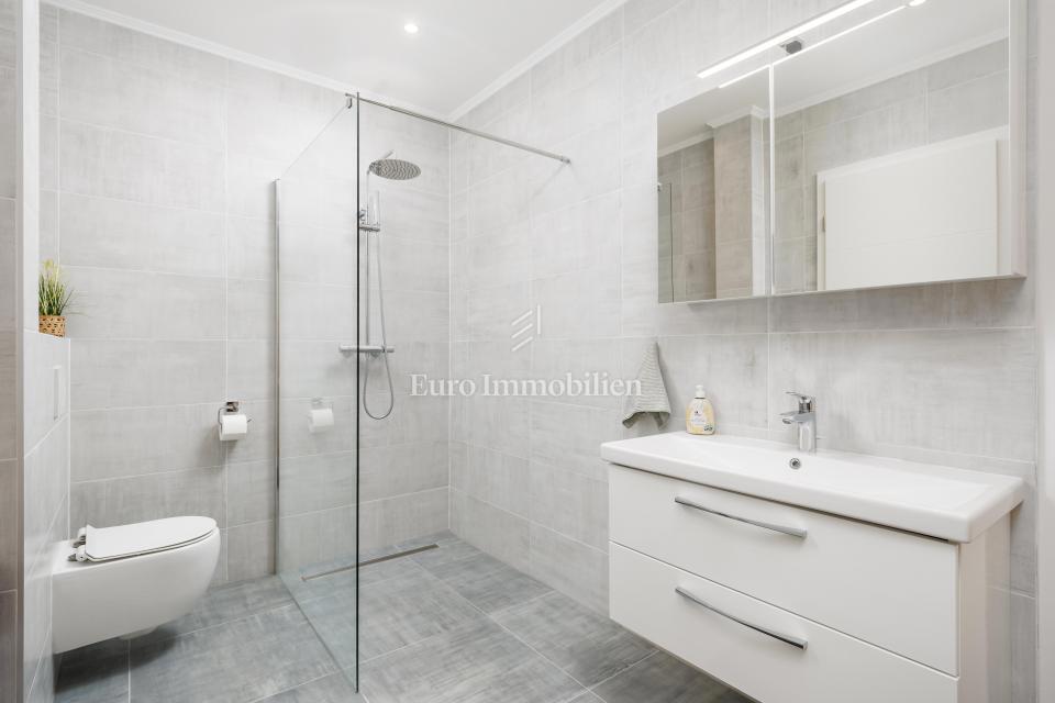 Jadranovo, Casa moderna vicino al mare