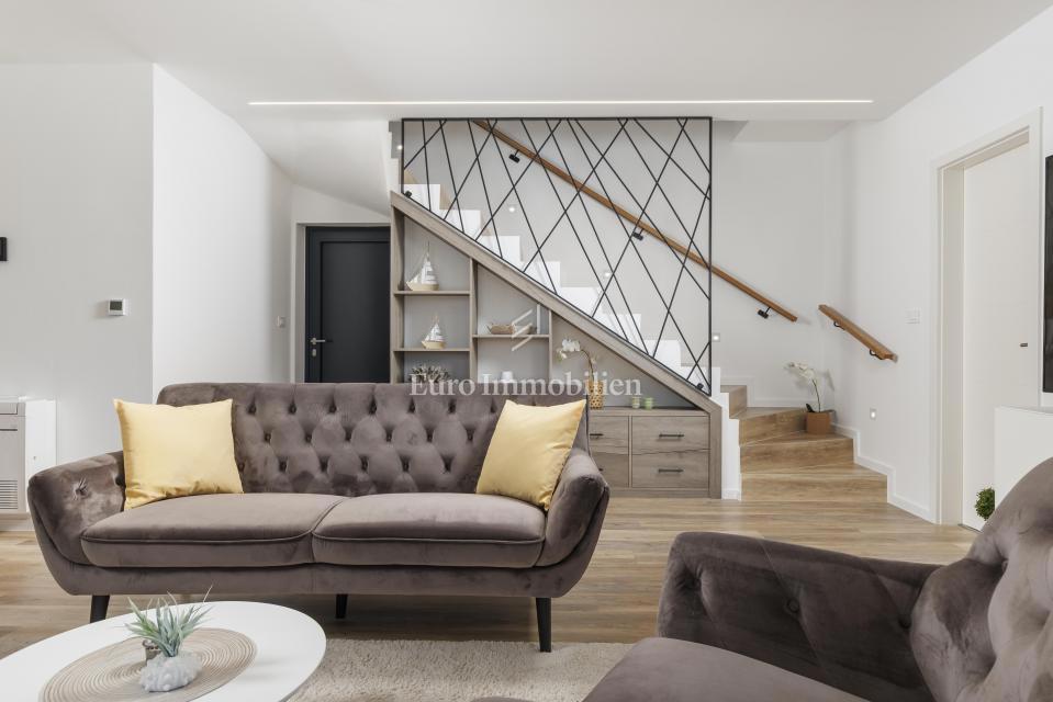 Jadranovo, Casa moderna vicino al mare