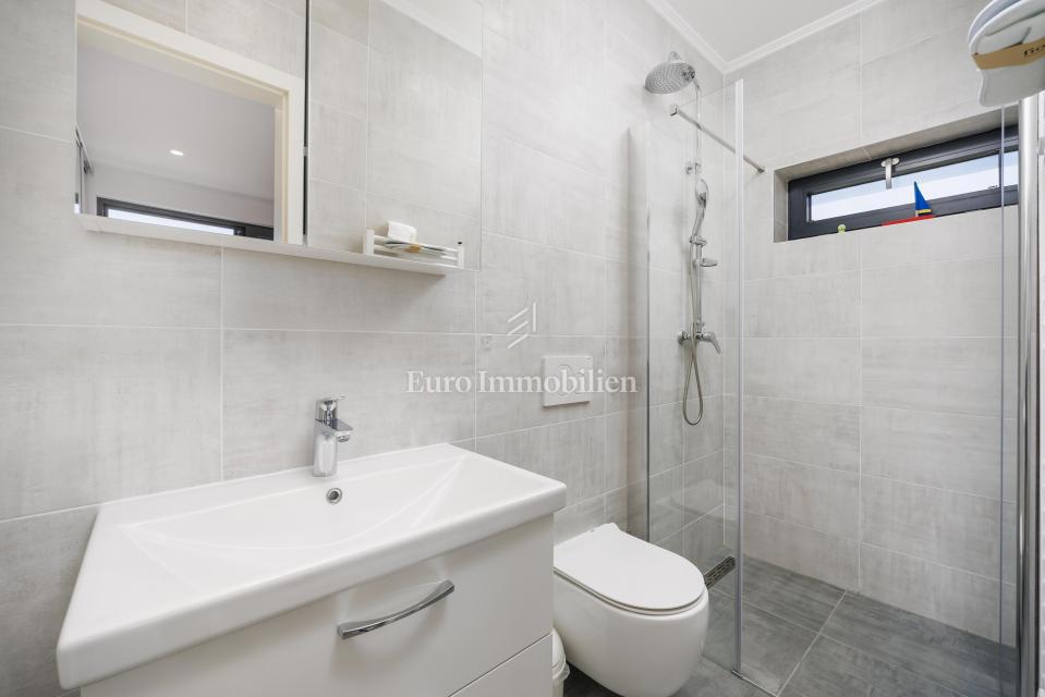 Jadranovo, Casa moderna vicino al mare