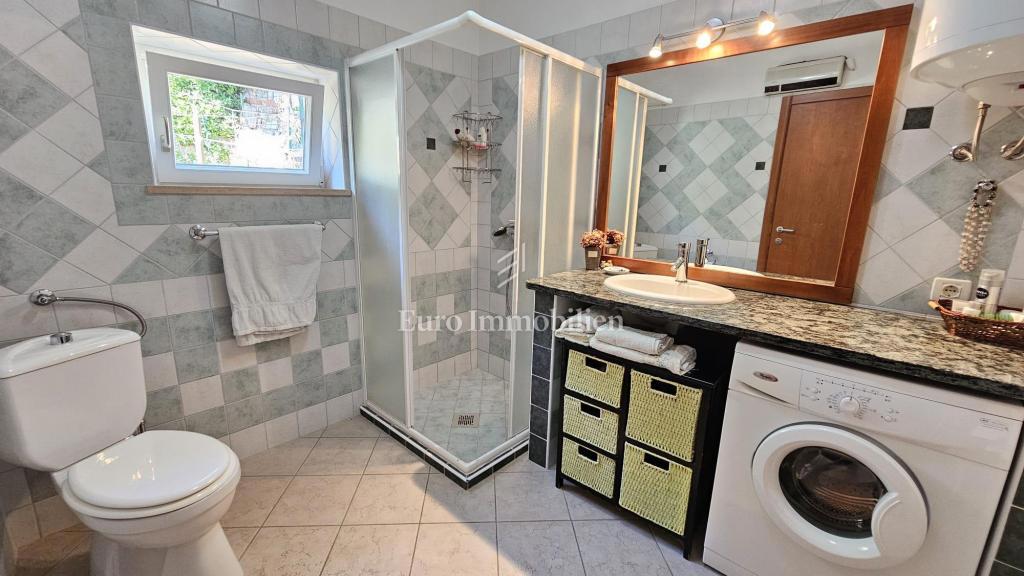 Casa su più piani, in prima fila sul mare