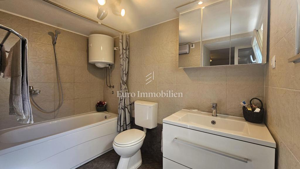 Casa su più piani, in prima fila sul mare