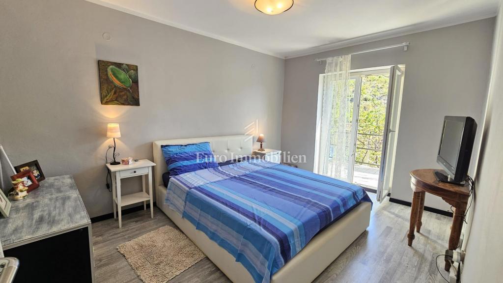 Casa su più piani, in prima fila sul mare