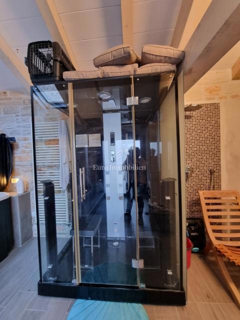 Casa in pietra con piscina e wellness vicino Parenzo