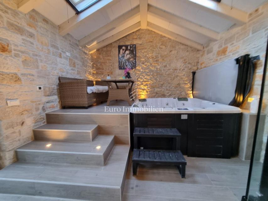 Casa in pietra con piscina e wellness vicino Parenzo