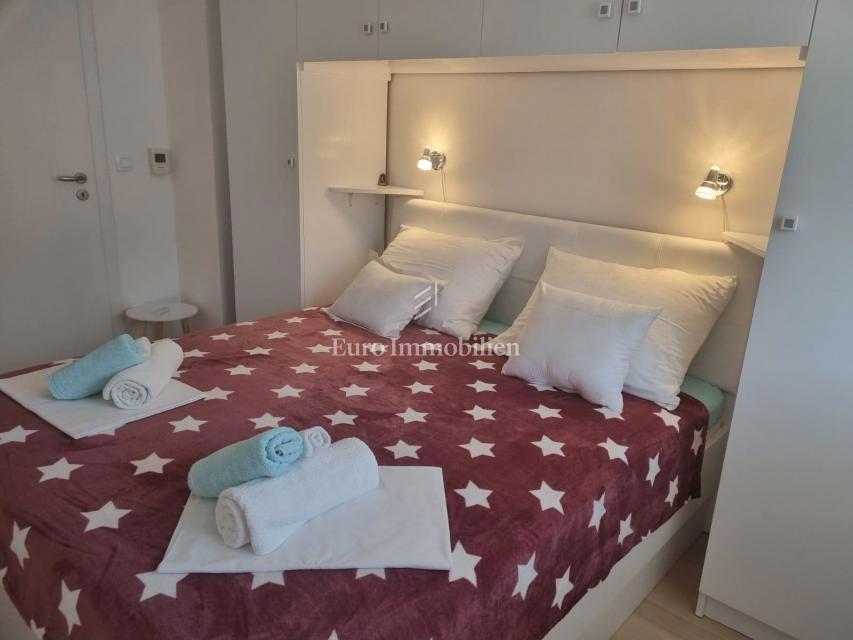 Senj, Appartamento vicino al mare con loggia e parcheggio