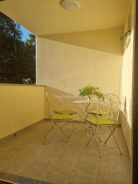 Senj, Appartamento vicino al mare con loggia e parcheggio