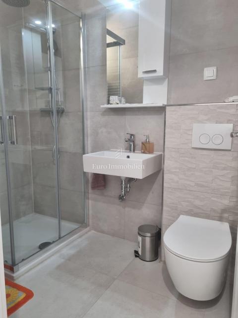 Senj, Appartamento vicino al mare con loggia e parcheggio