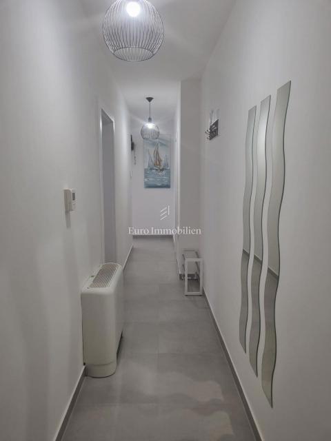 Senj, Appartamento vicino al mare con loggia e parcheggio