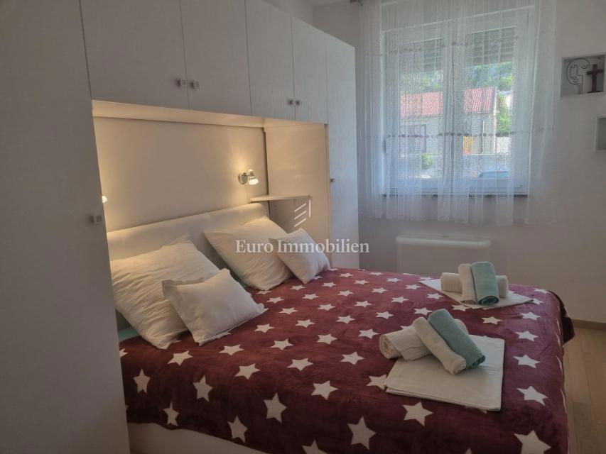 Senj, Appartamento vicino al mare con loggia e parcheggio