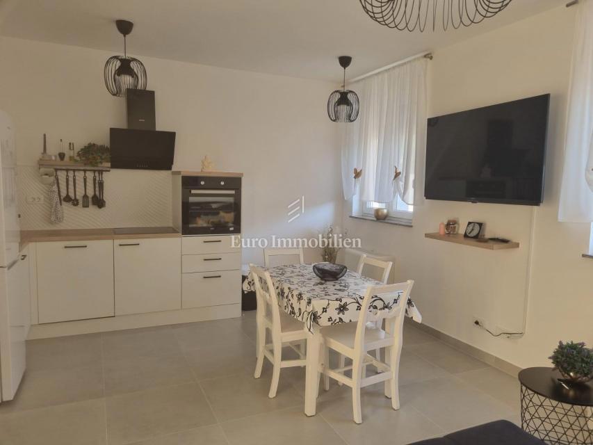 Senj, Appartamento vicino al mare con loggia e parcheggio