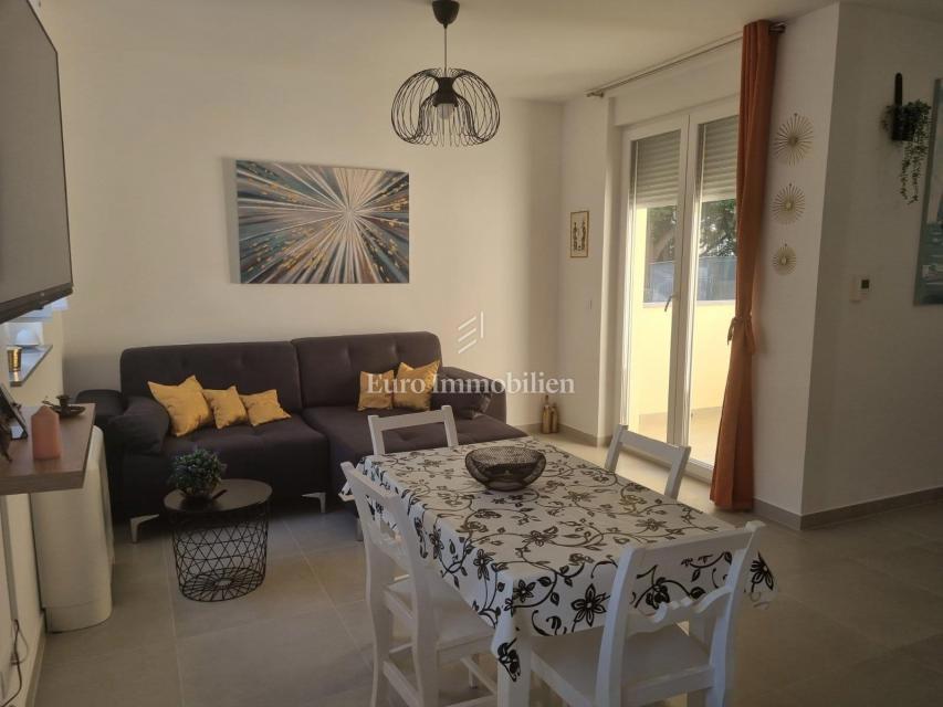 Senj, Appartamento vicino al mare con loggia e parcheggio