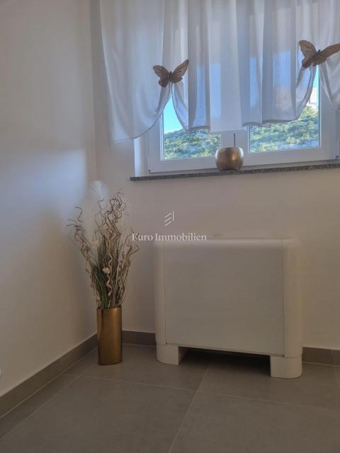 Senj, Appartamento vicino al mare con loggia e parcheggio