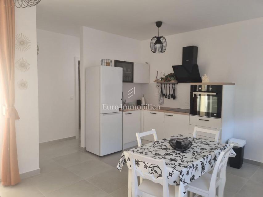 Senj, Appartamento vicino al mare con loggia e parcheggio