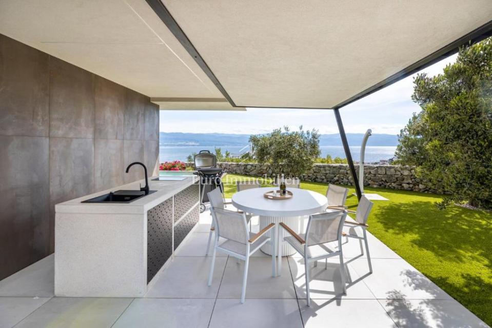 Krk – Villa Moderna di Lusso con Piscina e Vista Mare
