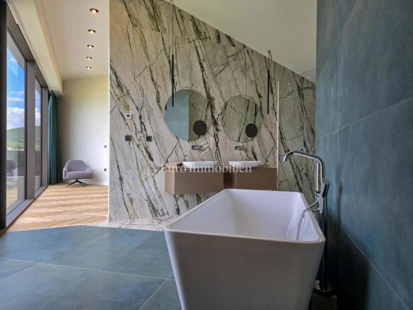 Krk – Villa Moderna di Lusso con Piscina e Vista Mare