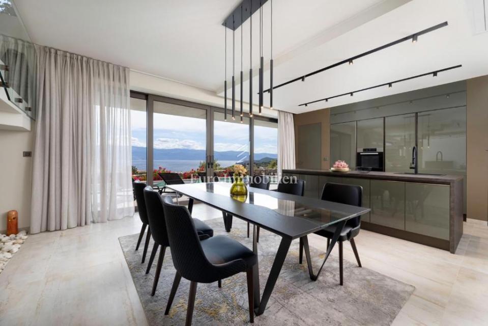 Krk – Villa Moderna di Lusso con Piscina e Vista Mare
