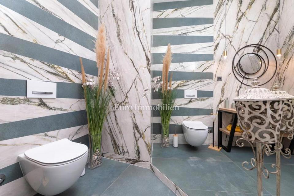 Krk – Villa Moderna di Lusso con Piscina e Vista Mare