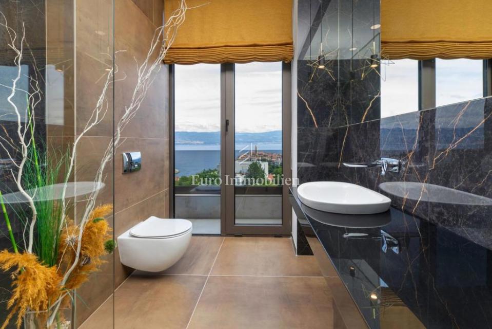 Krk – Villa Moderna di Lusso con Piscina e Vista Mare