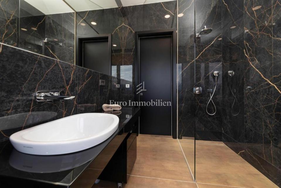 Krk – Villa Moderna di Lusso con Piscina e Vista Mare