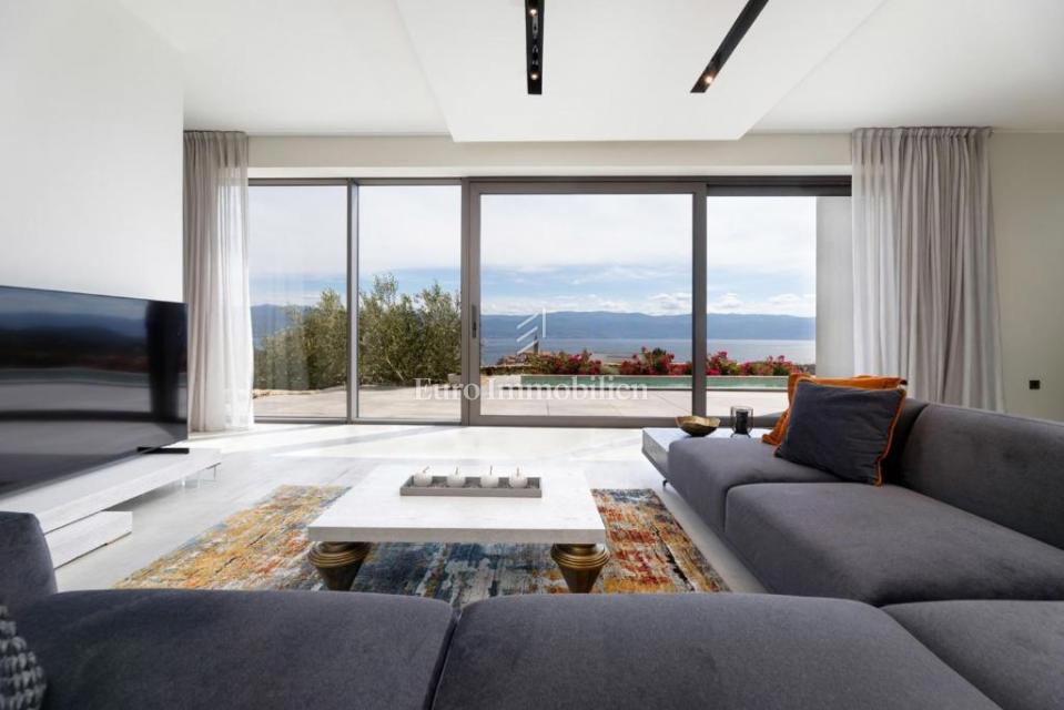 Krk – Villa Moderna di Lusso con Piscina e Vista Mare