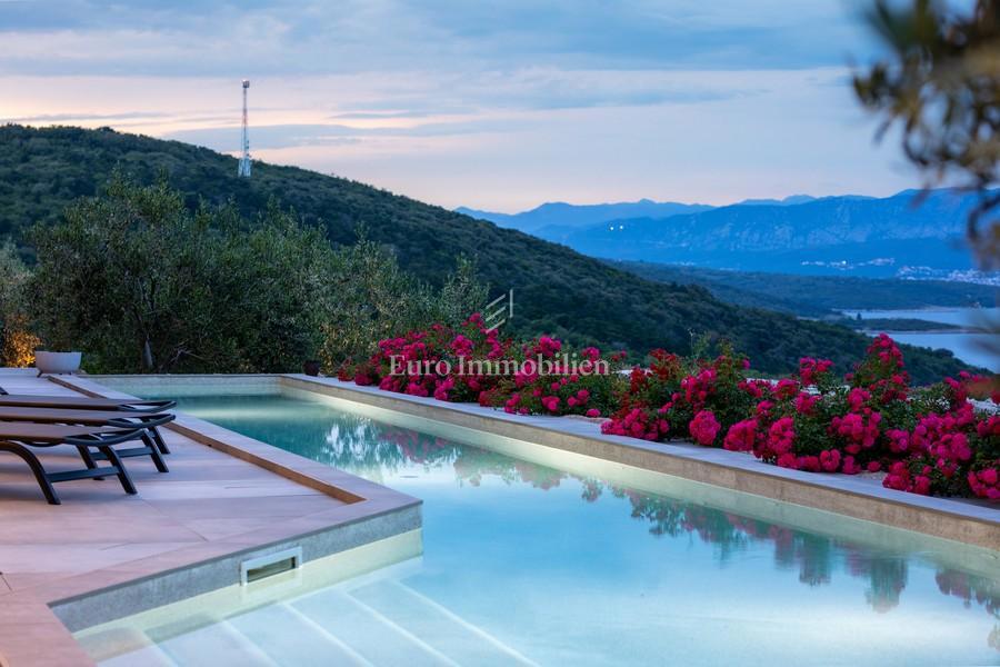 Krk – Villa Moderna di Lusso con Piscina e Vista Mare