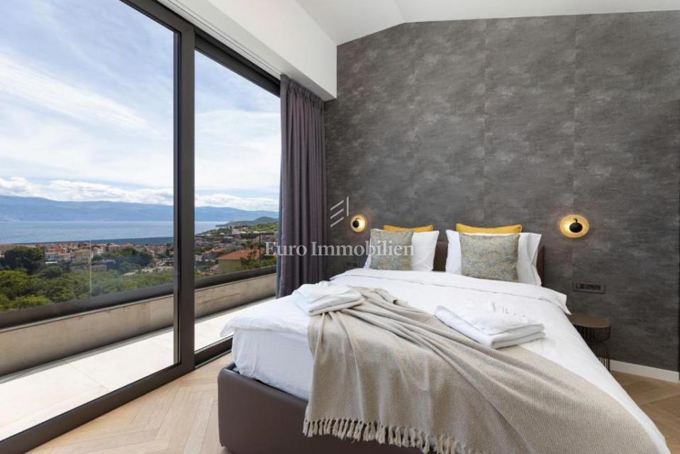 Krk – Villa Moderna di Lusso con Piscina e Vista Mare