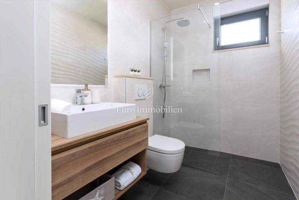 Zona di Parenzo – villa moderna con vista mare