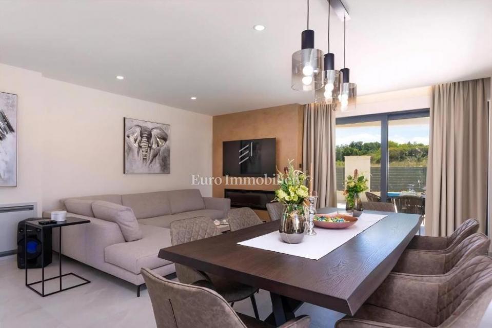 Zona di Parenzo – villa moderna con vista mare