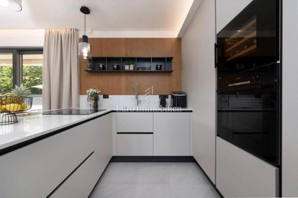 Zona di Parenzo – villa moderna con vista mare