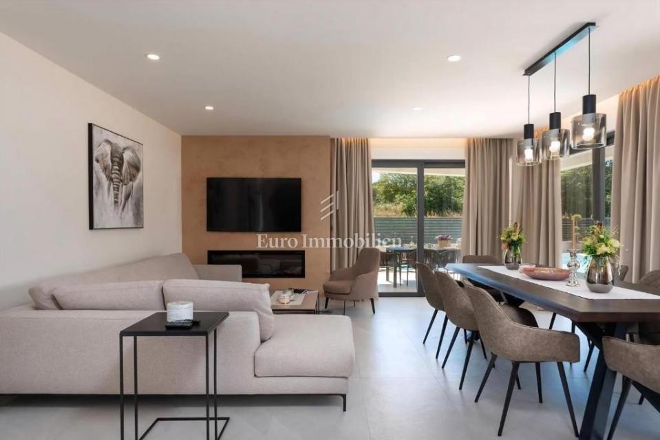 Zona di Parenzo – villa moderna con vista mare