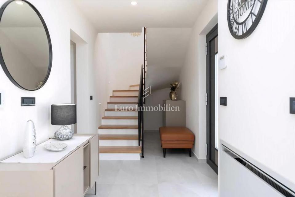 Zona di Parenzo – villa moderna con vista mare