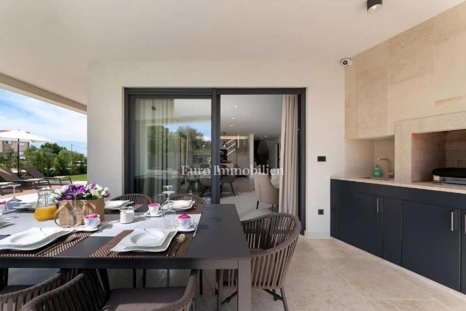 Zona di Parenzo – villa moderna con vista mare