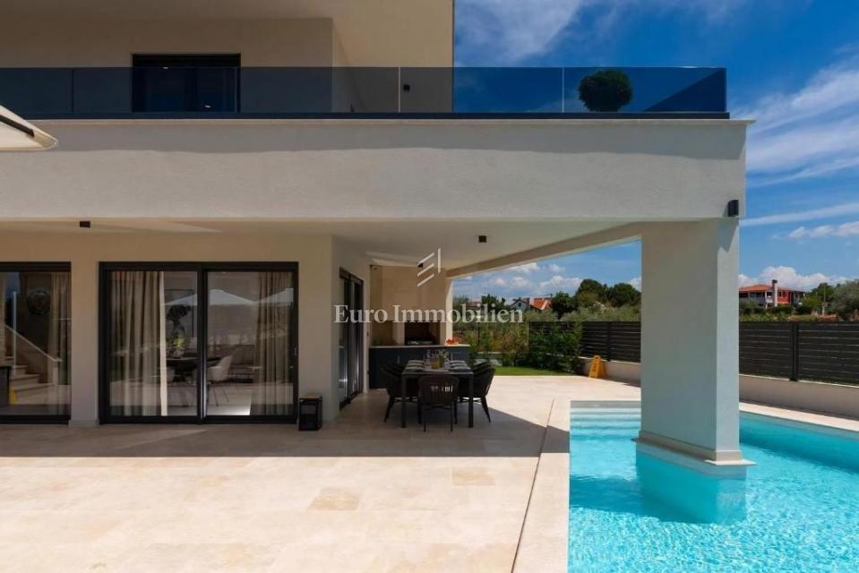 Zona di Parenzo – villa moderna con vista mare