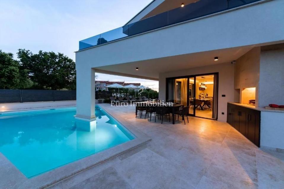 Zona di Parenzo – villa moderna con vista mare