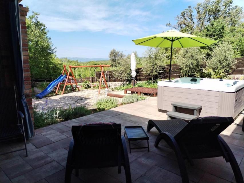 Casa indipendente in campagna con ampio terreno