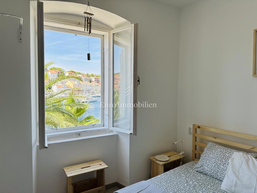 Casa ristrutturata con 5 unità, prima fila sul mare