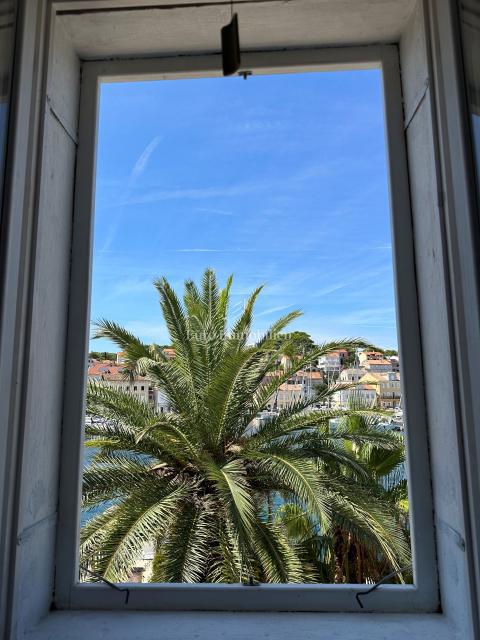 Casa ristrutturata con 5 unità, prima fila sul mare