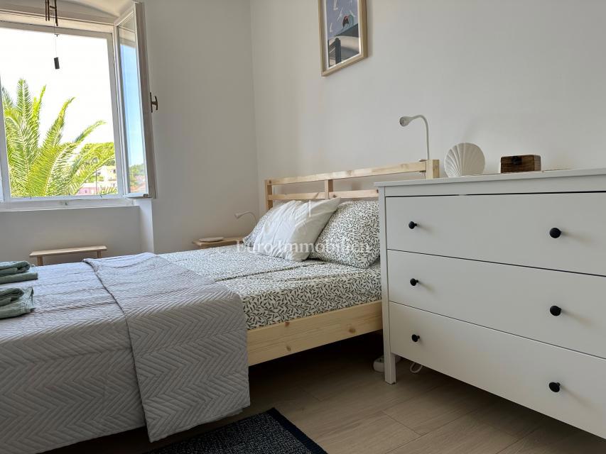 Casa ristrutturata con 5 unità, prima fila sul mare