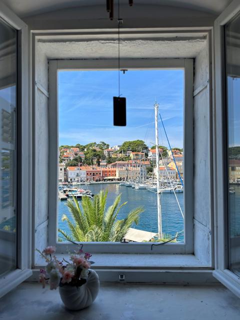 Casa ristrutturata con 5 unità, prima fila sul mare