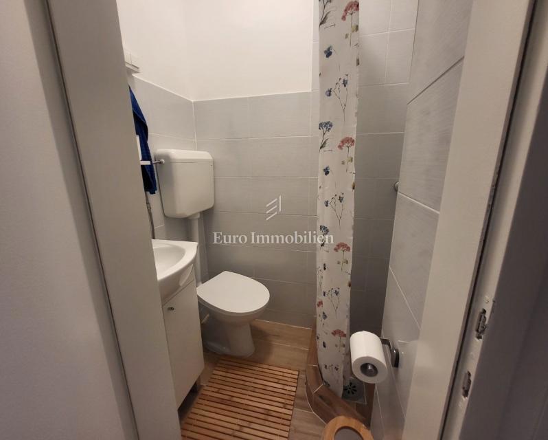 Casa ristrutturata con 5 unità, prima fila sul mare