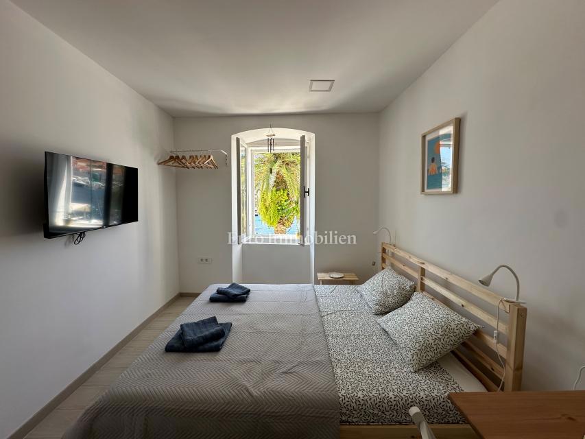 Casa ristrutturata con 5 unità, prima fila sul mare