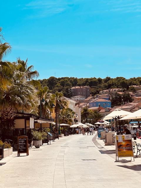 Casa ristrutturata con 5 unità, prima fila sul mare